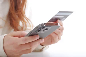 携帯電話料金をクレジットカードで支払っている場合は、支払い方法を変更する必要がある。